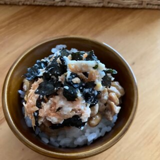 鮭フレークと揉み海苔の豆腐和え納豆ごはん